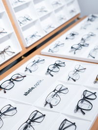 Zu sehen ist eine Brillenauswahl von Abele Optik