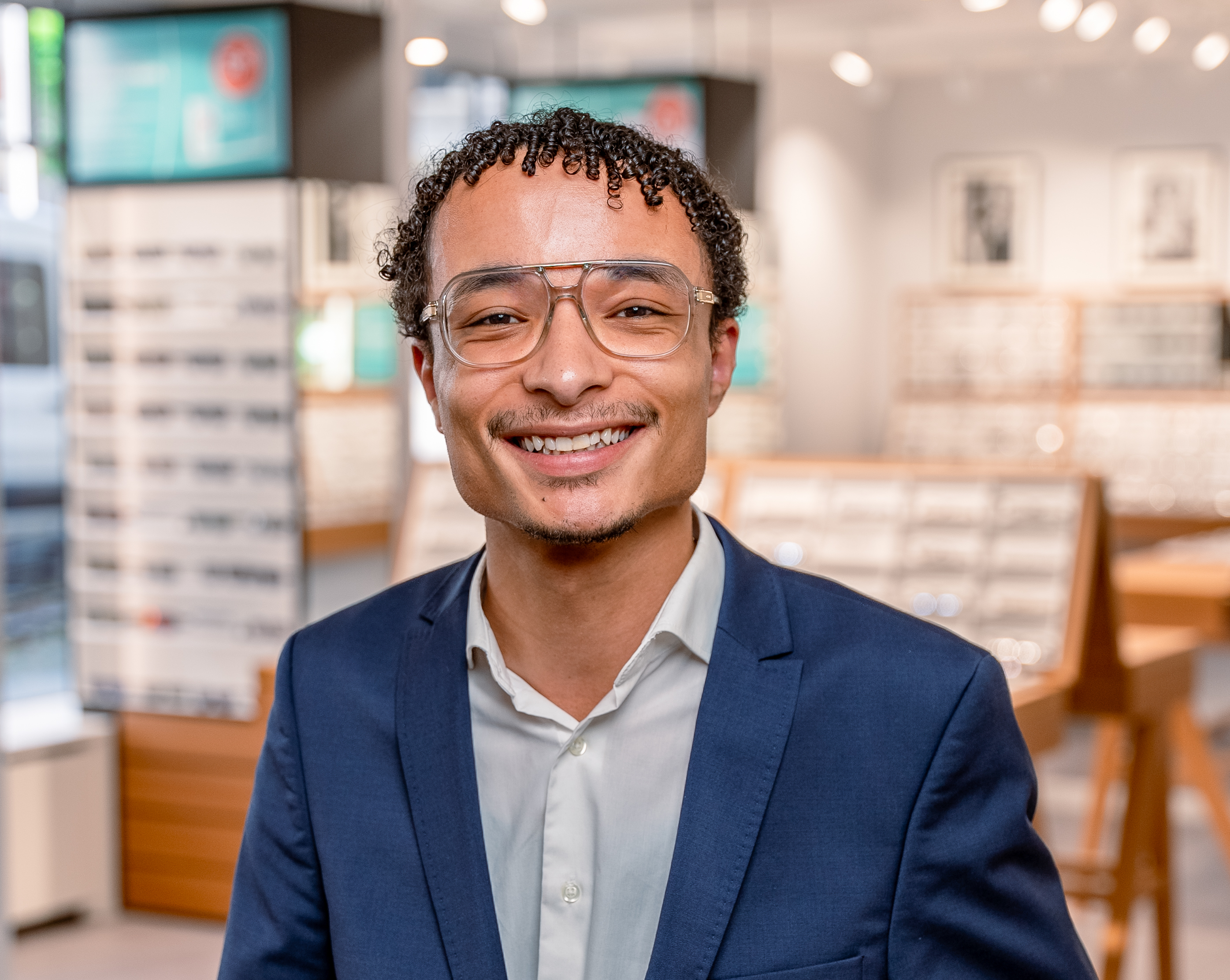 Das Bild zeigt das Gesicht eines jungen Mannes mit Brille.