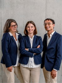 Zu sehen sind drei Opiker von Abele Optik