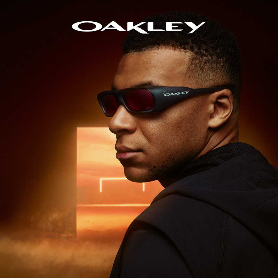 Zu sehen ist ein Mann mit einer sportlichen Sonnenbrille von Oakley