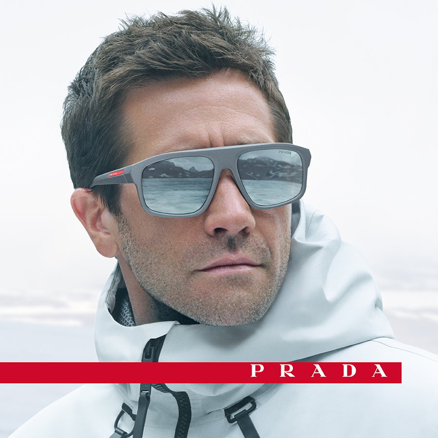Zu sehen ist ein Mann mit einer Sonnenbrille der Marke Prada Sport