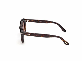 Zu sehen ist die Sonnenbrille FT1344 52T in dunkel havanna von der Marke Tom Ford.