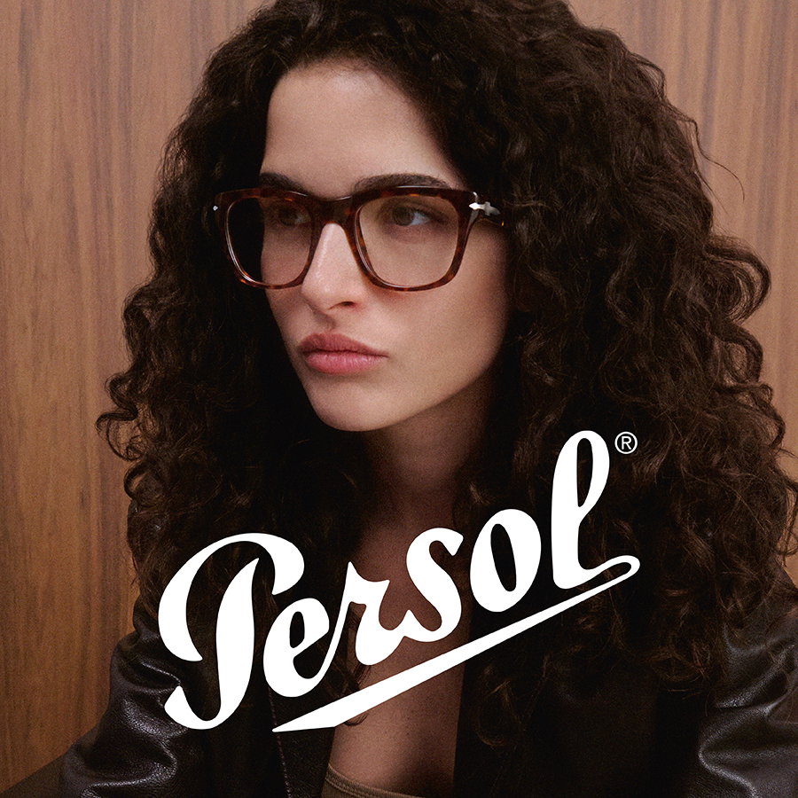 Zu sehen ist eine Frau mit einer Oversize Brille von der Marke Persol.