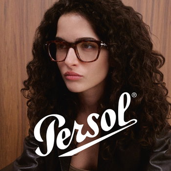 Zu sehen ist eine Frau mit einer Oversize Brille von der Marke Persol.