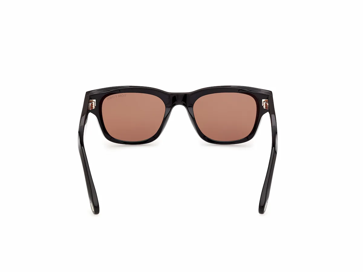 Zu sehen ist die Sonnenbrille FT1357 01E in schwarz von der Marke Tom Ford.
