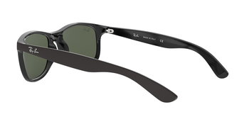 Das Bild zeigt die Sonnenbrille ANDY RB4202 606971 von der Marke Ray-Ban in schwarz matt seitlich von hinten.