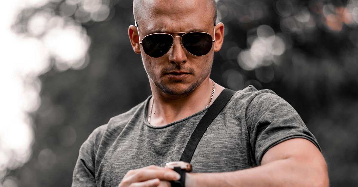 Zu sehen ist eine Piloten Sonnenbrille in der Farbe Gold.