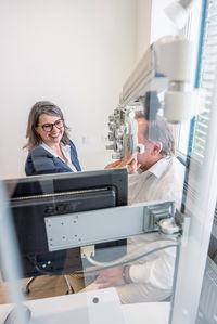 Zu sehen ist die Durchführung eines Sehtests beim Optiker