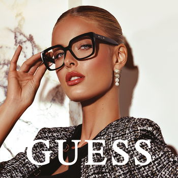 Zu sehen ist eine Frau mit einer Brille der Marke Guess