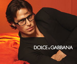 Zu sehen ist ein Mann mit einer Brille der Marke Dolce&Gabbana