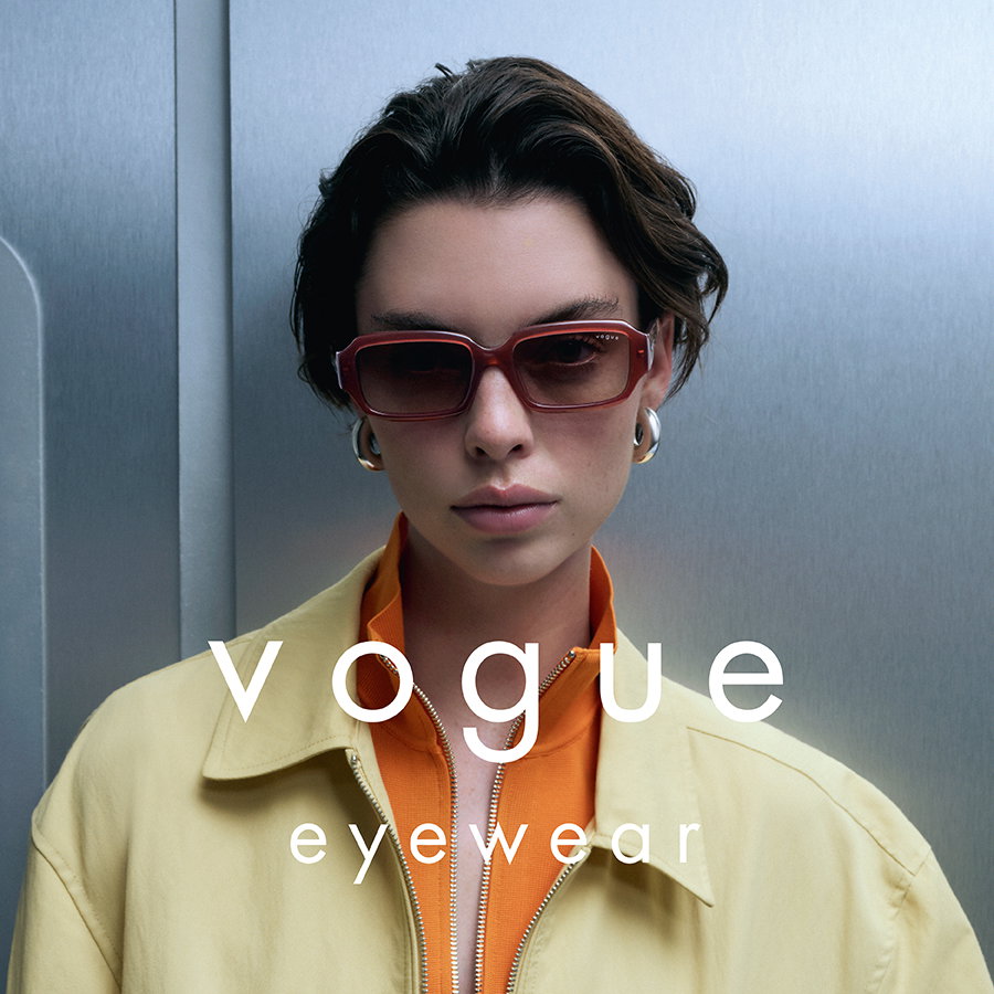 Zu sehen ist eine Frau mit einer Sonnenbrille der Marke Vogue.