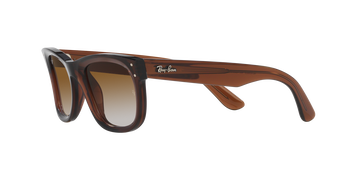 Das Bild zeigt die Sonnenbrille 0RBR0502S 6709CB von der Marke Ray Ban in braun transparent.
