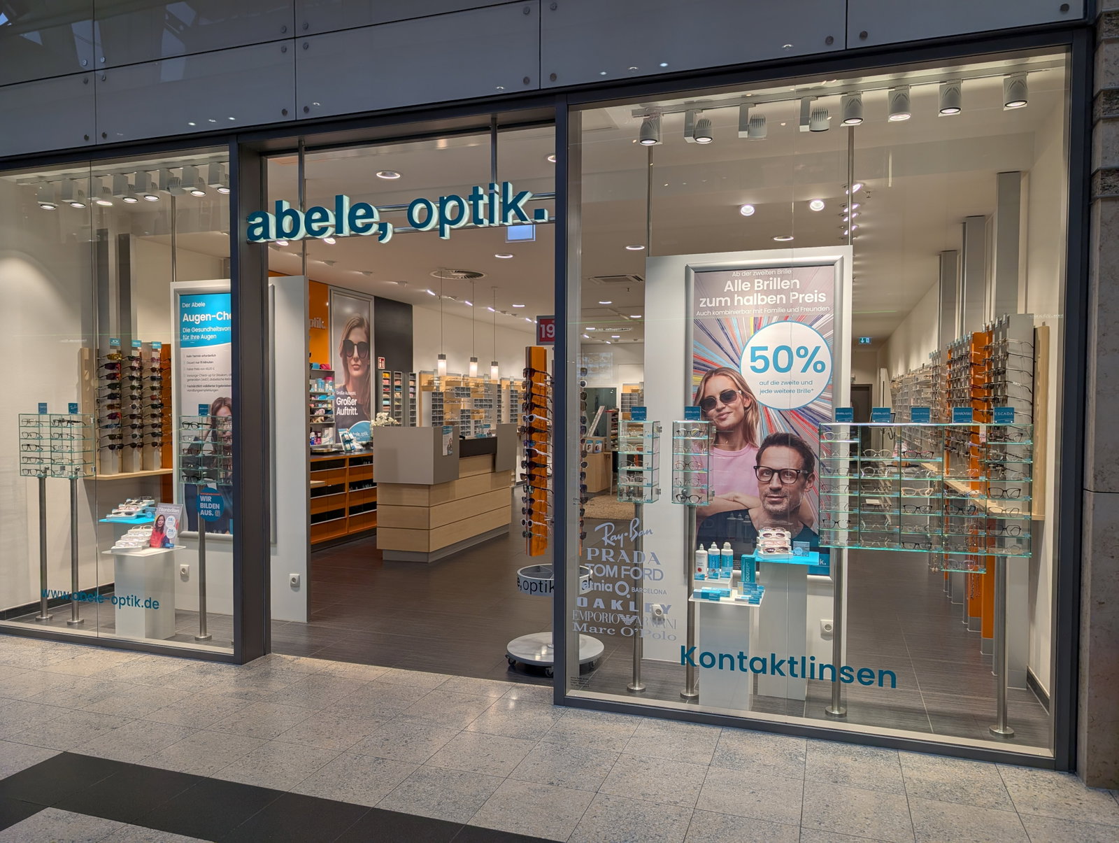 Das Bild zeigt den Eingang unserer Filiale im Isenburg-Zentrum in Neu-Isenburg.