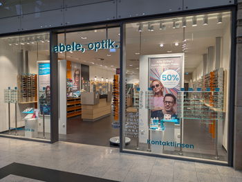 Das Bild zeigt den Eingang unserer Filiale im Isenburg-Zentrum in Neu-Isenburg.