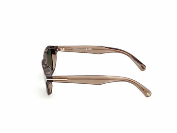 Zu sehen ist die Sonnenbrille FT1359 45N in Hellbraun von der Marke Tom Ford.