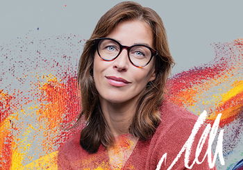 Zu sehen ist eine Frau mit einer Brille von Abele Optik.