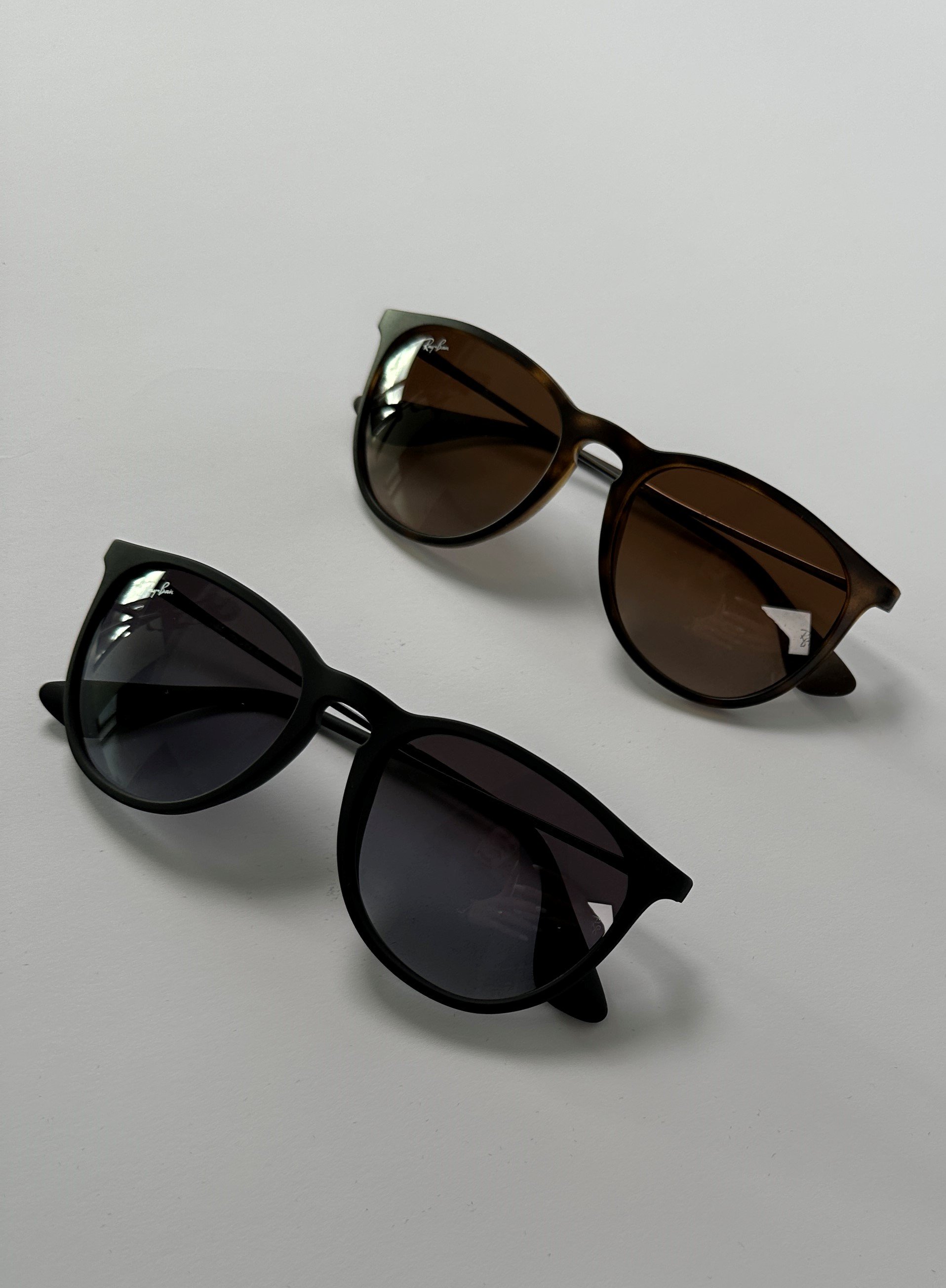 zu sehen sind zwei Sonnenbrillen Modell Erika von Ray-Ban