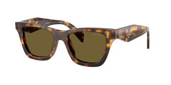 Auf diesem Bild sehen Sie die Sonnenbrille 0PRC07S in de5r Farbe Havanna.