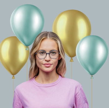 Das Bild zeigt eine junge Frau mit Brille und Luftballons.