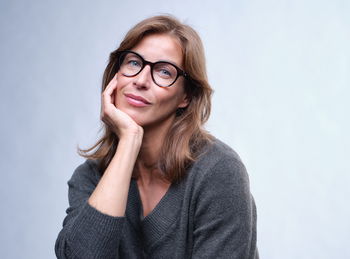 Das Bild zeigt eine dunkelhaarige Frau mit brauner Brille.
