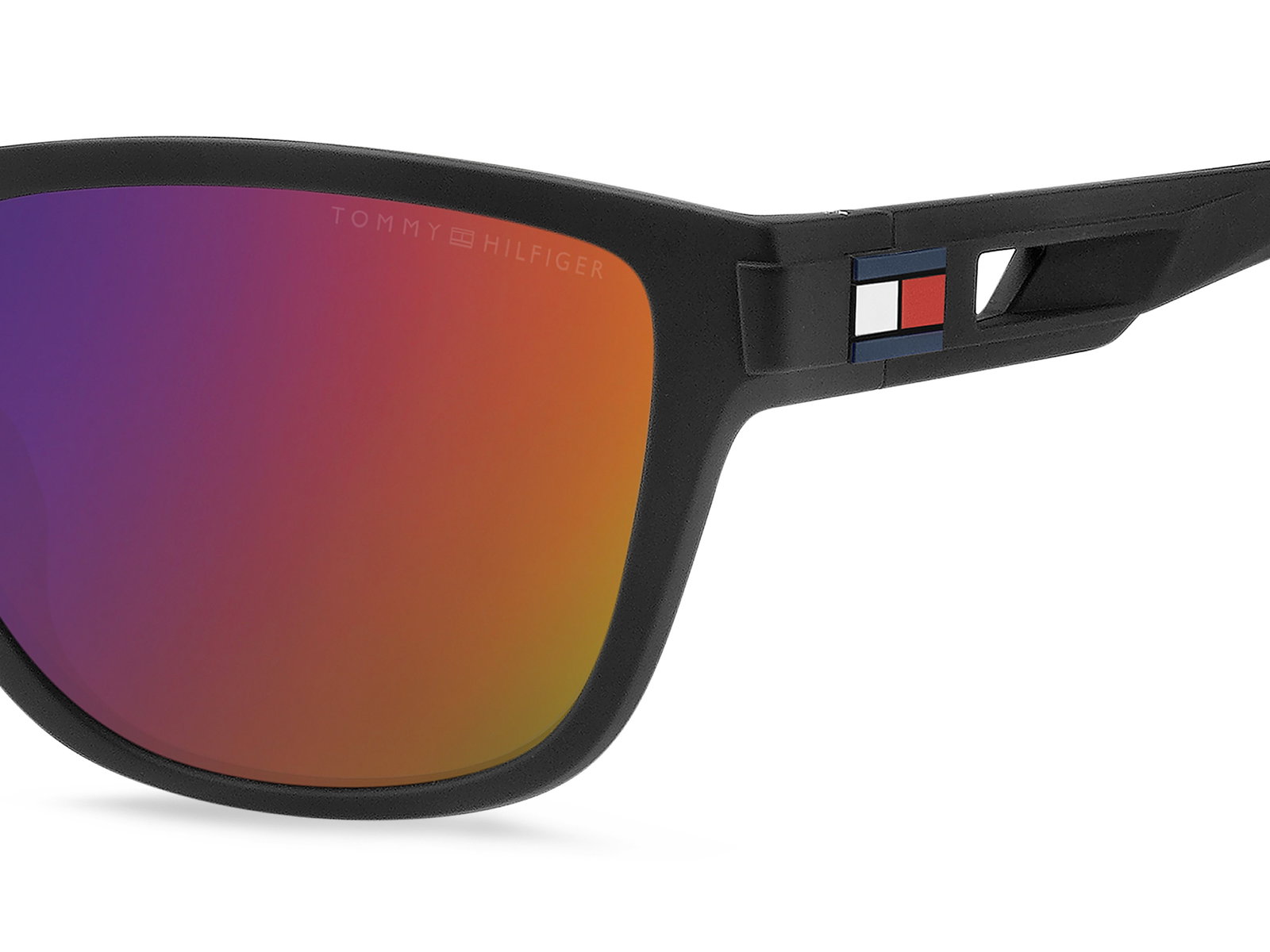 Das Bild zeigt die rechteckige Sonnenbrille TH 1951/S BLX für Herren von der Marke Tommy Hilfiger in schwarz matt rot von rechts