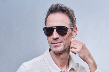 Zu sehen ist ein Mann mit klassischer Aviator oder auch Pilotensonnenbrille.