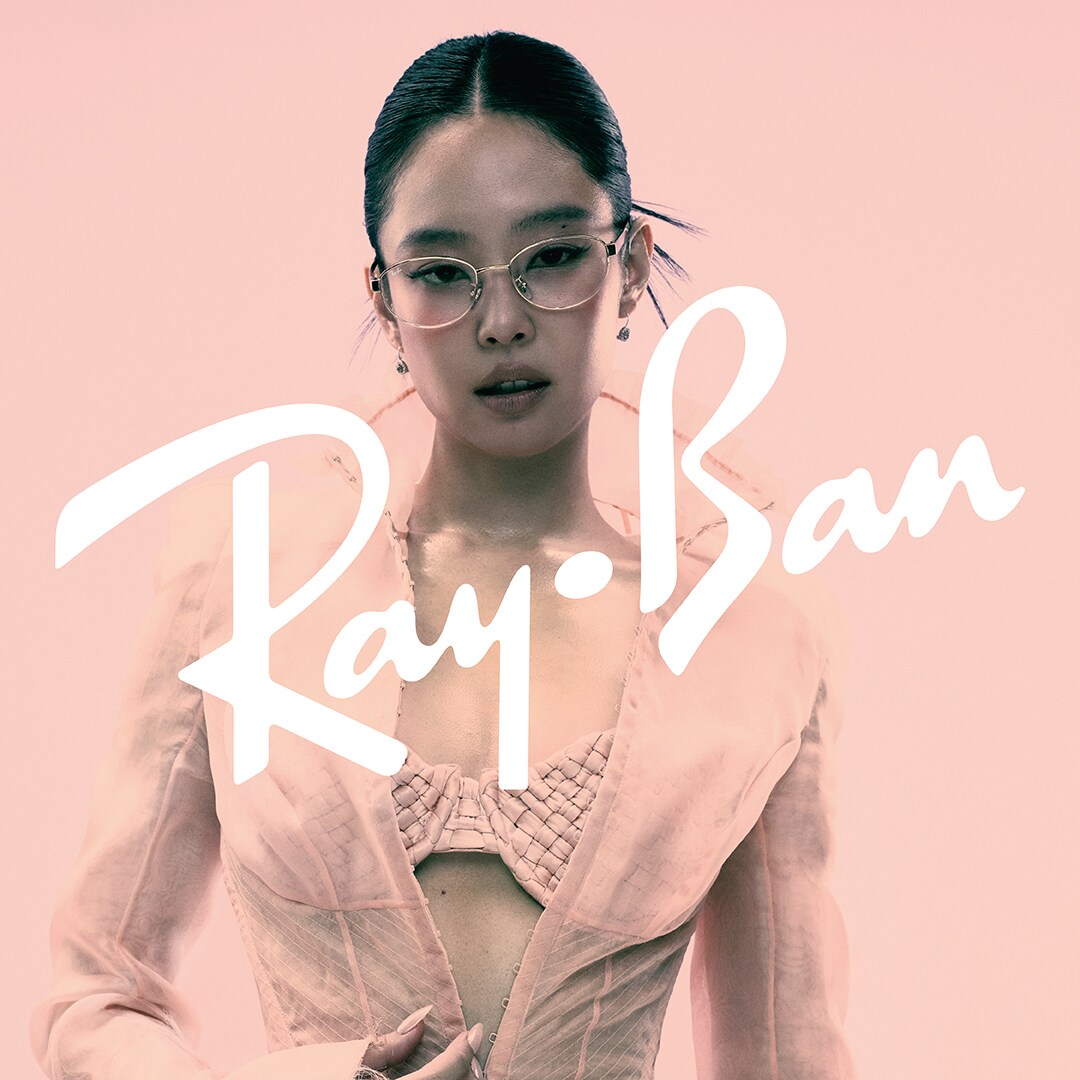 Zu sehen ist eine Frau mit einer Ray Ban Damenbrille in transparent.