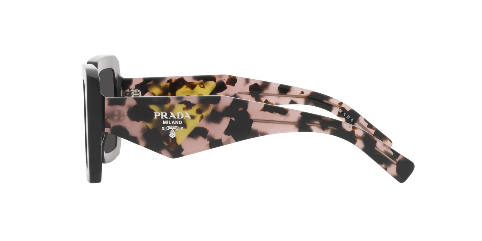 Das Bild zeigt die quadratische Sonnenbrille PR 23YS für Damen von der Marke Prada in schwarz seitlich