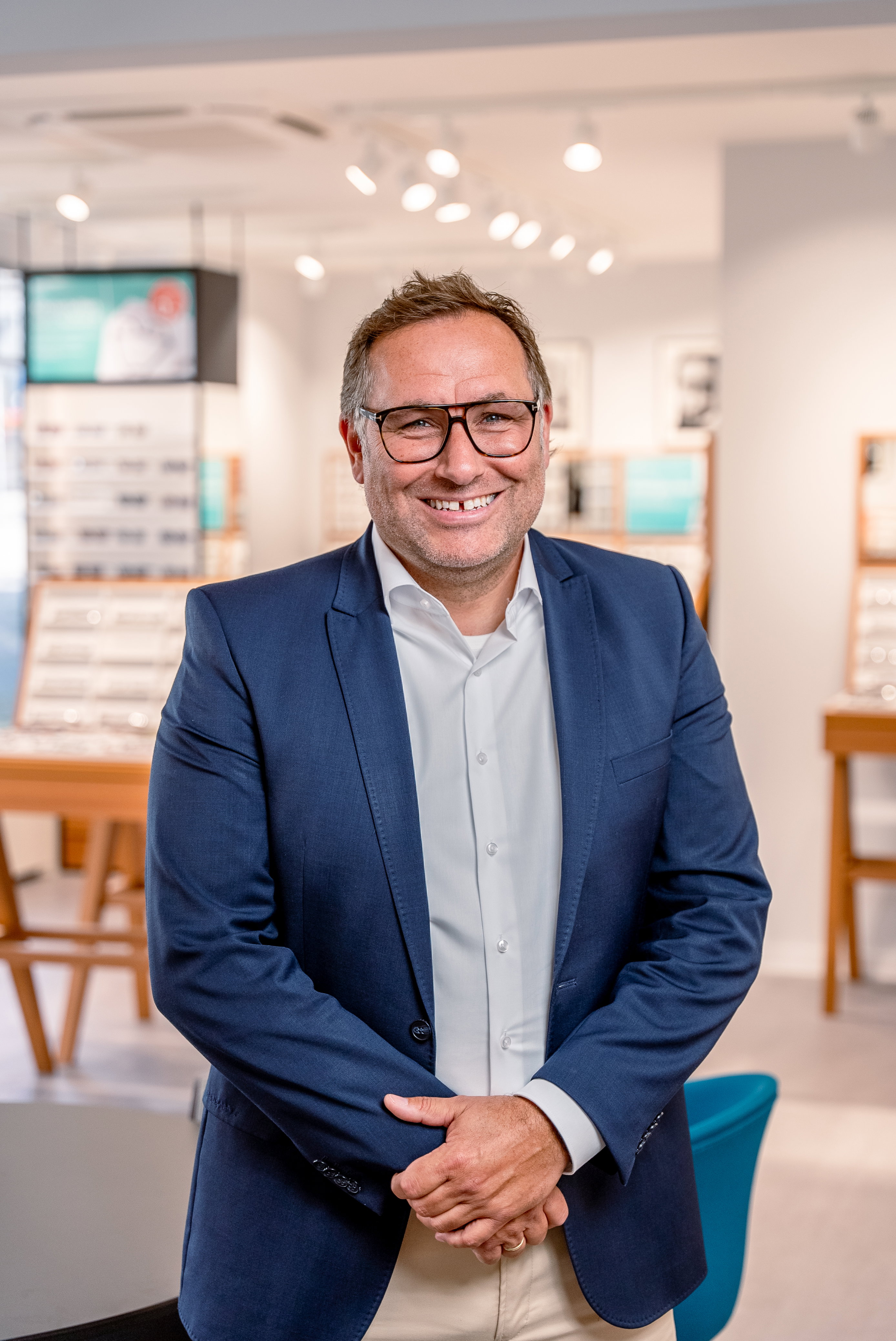 Das Bild zeigt unseren Mitarbeiter in unserer Filiale.