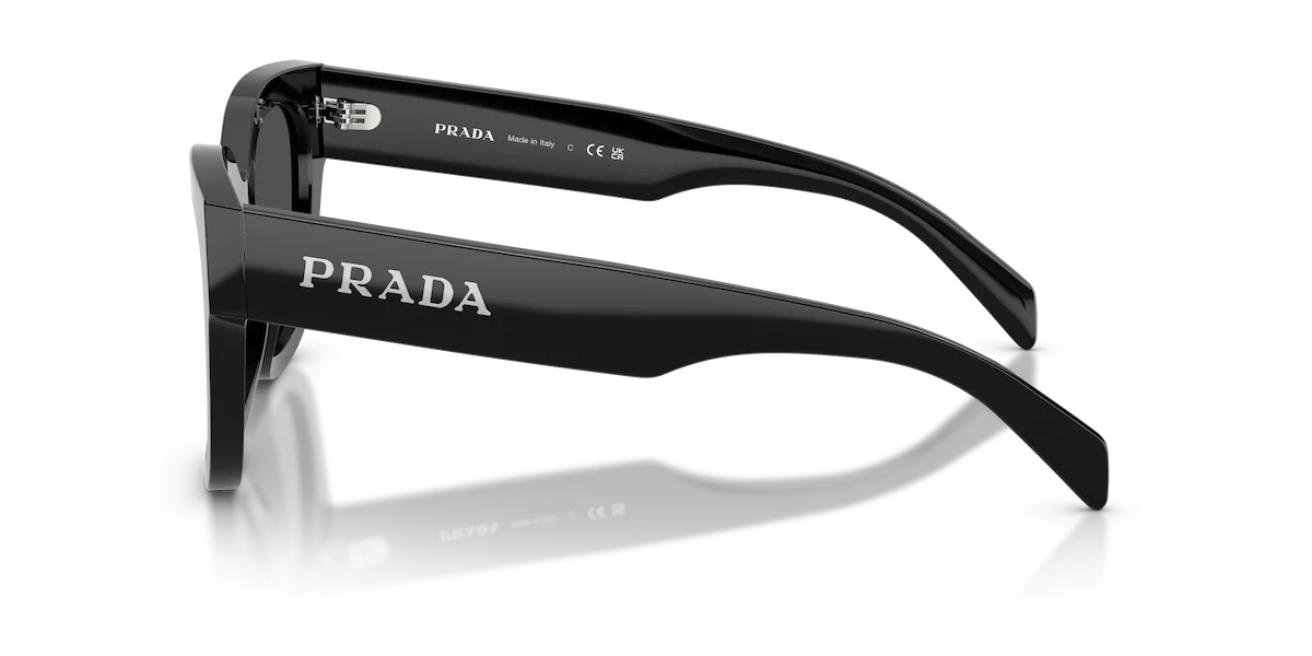 Zu sehen ist die Marken Sonnenbrille von Prada 0PRC04S 16K08Z in Schwarz.