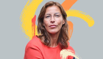 Zu sehen ist eine Frau mit einer Titanbrille.