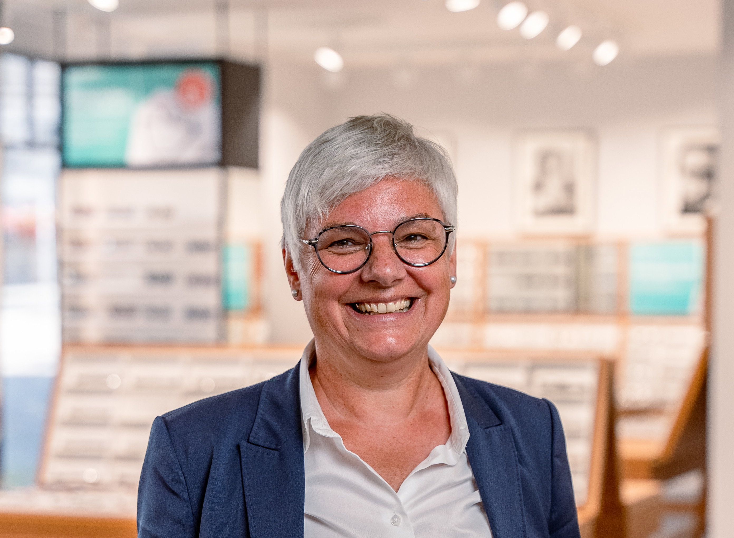 Das Bild zeigt eine gut gelaunte Mitarbeiterin von Abele Optik.