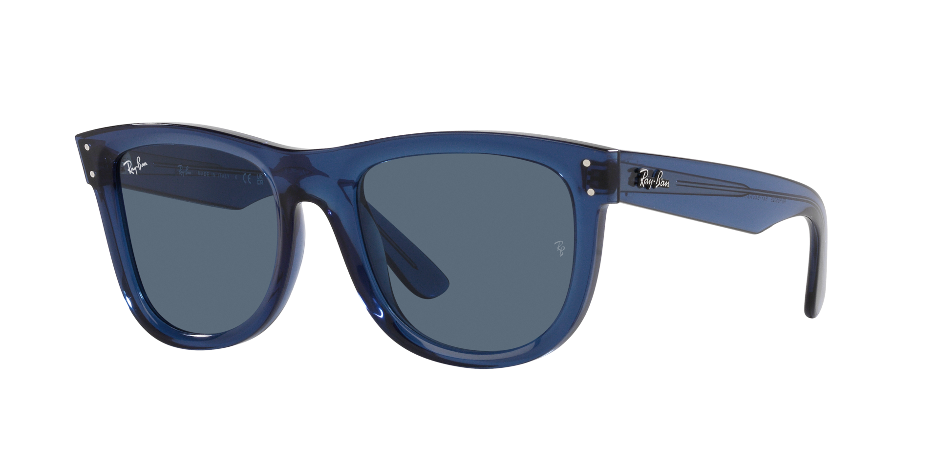 Das Bild zeigt die Sonnenbrille RBR0502S 67083A von der  Marke Ray Ban in dunkelblau transparent