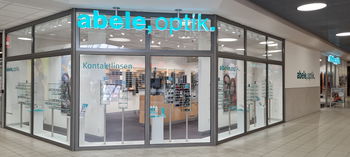 Das Bild zeigt das Schaufenster unserer Filiale im Kaufland in Freiberg.