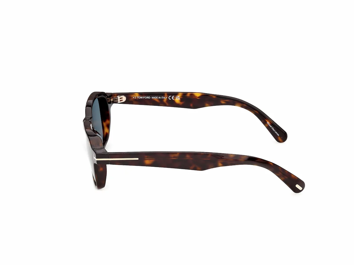 Zu sehen ist die Sonnenbrille FT1359 52V in dunkel Havanna von der Marke Tom Ford.