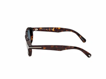 Zu sehen ist die Sonnenbrille FT1359 52V in dunkel Havanna von der Marke Tom Ford.