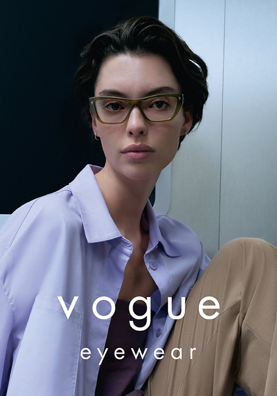 Frau mit einer Brille der Marke Vogue im Butterfly-Style