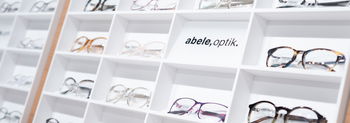 Das Bild zeigt eine Regal mit Fassungen aus der Abele Optik Kollektion.