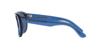 Das Bild zeigt die Sonnenbrille RBR0501S 67083A von der Marke Ray Ban in dunkelblau transparent