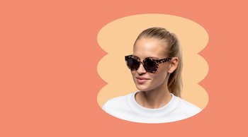 Zu sehen ist eine Frau mit einer Leoparden-Sonnenbrille aus Kunststoff.