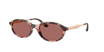 Das Bild zeigt die Sonnenbrille VO5625S von der Marke Vogue in Havanna.