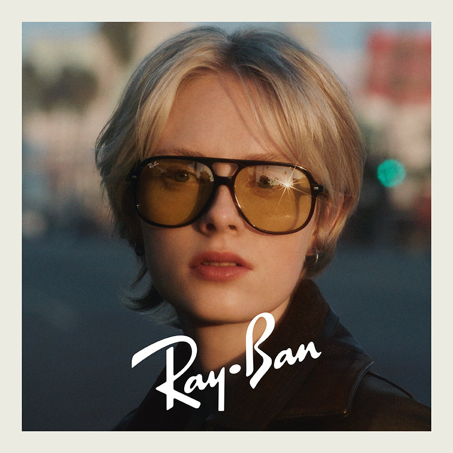 Zu sehen ist eine Frau mit einer Sonnenbrille von der Marke Ray Ban