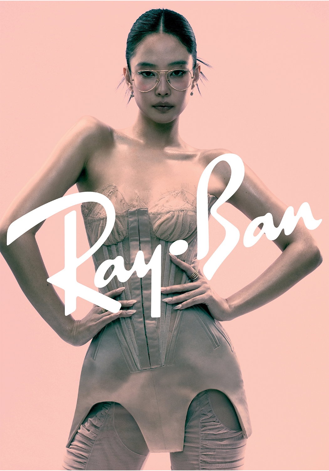 Frau mit einer Kunststoffbrille der Marke Ray Ban
