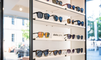 Zu sehen ist ein Abele Optik Sonnenbrillen Regal.