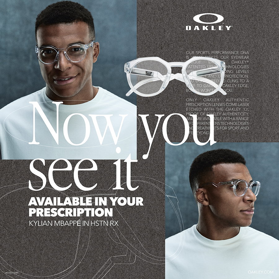 Zu sehen ist ein Mann mit einer transparenten Brille der Marke Oakley.