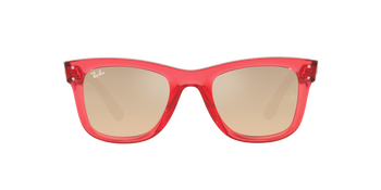 Das Bild zeigt die Sonnenbrille 0RBR0502S 67132O von der Marke Ray Ban in rot transparent.