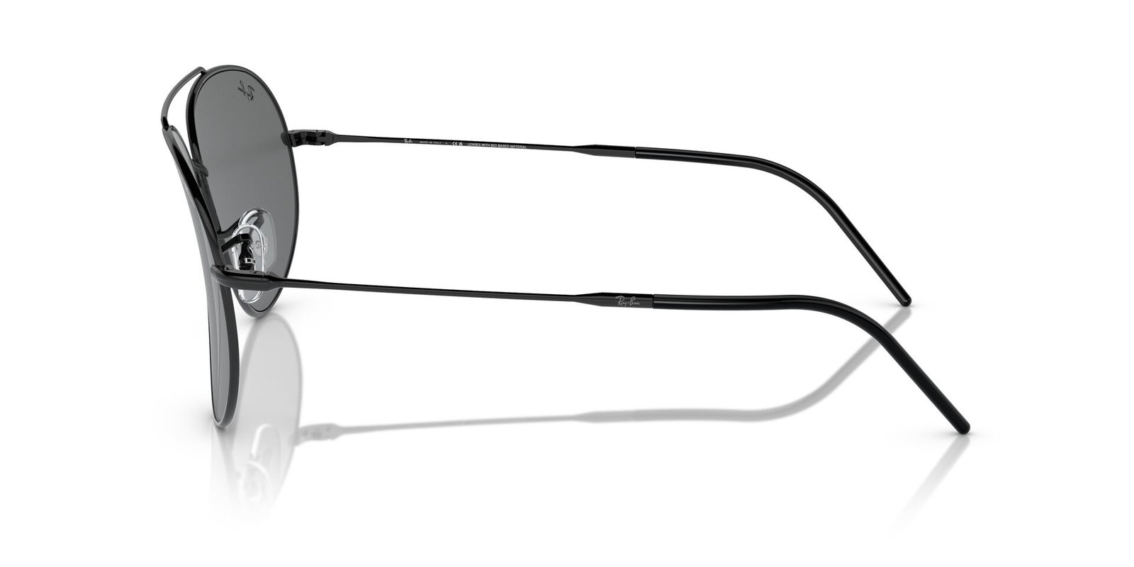 Das Bild zeigt die Sonnenbrille RBR0101S von Ray-Ban in Schwarz.