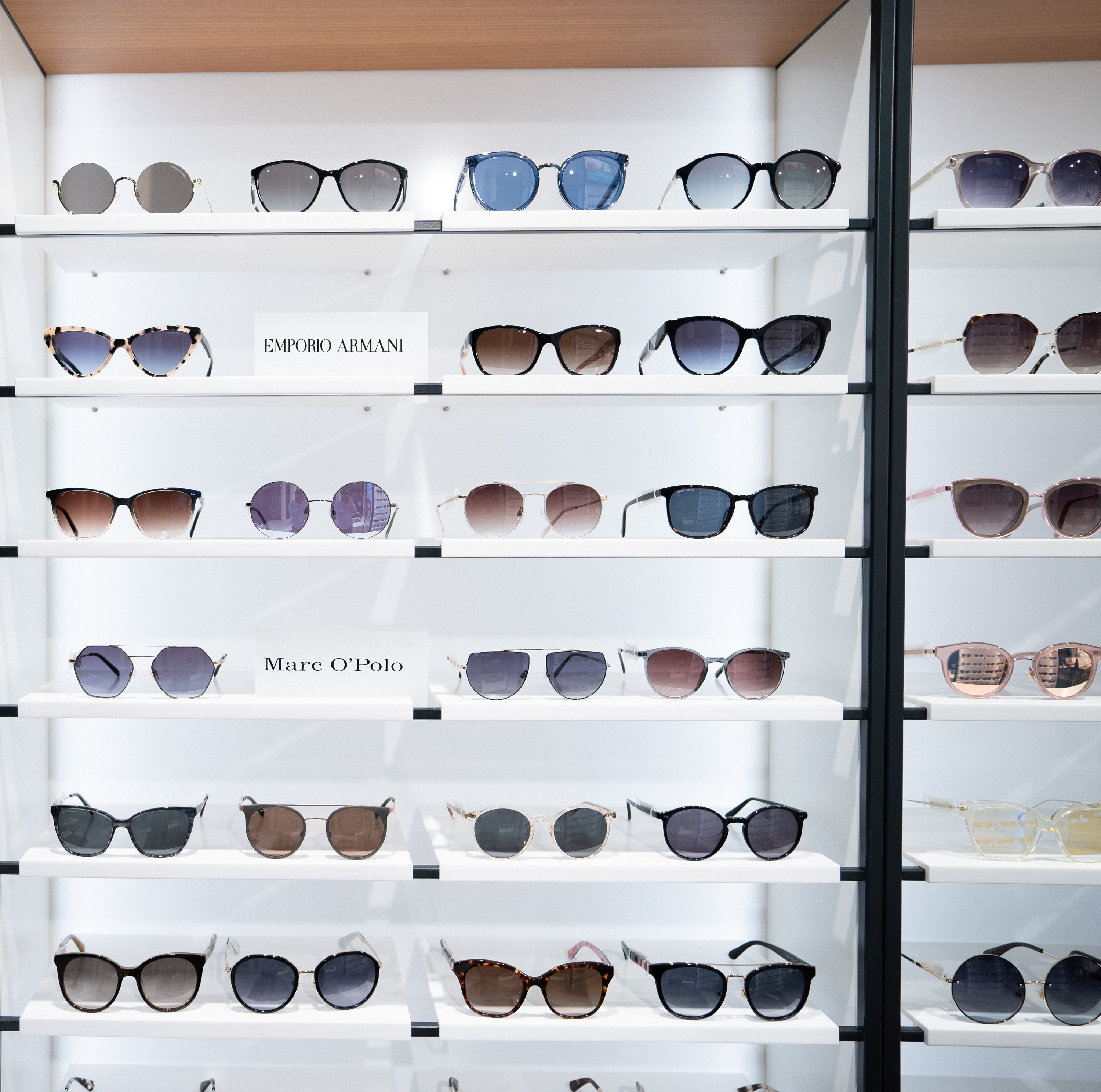 Zu sehen ist ein Regal mit Sonnenbrillen-Modellen unterschiedlicher Marken