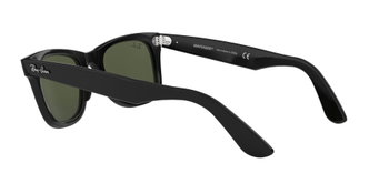 Das Bild zeigt die Ray Ban Wayfarer in schwarz seitlich von hinten.