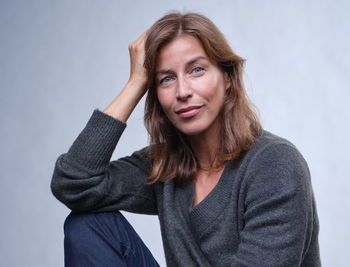 Zu sehen ist eine Frau mit braunen Haaren.